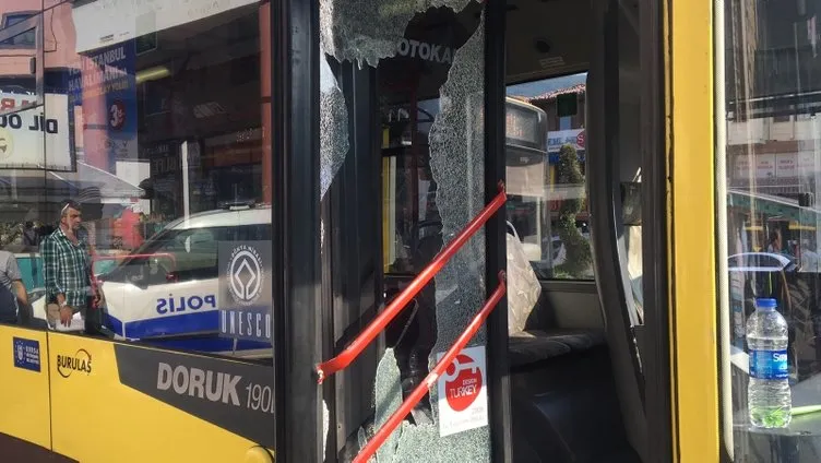 Yol vermediğini öne sürdükleri otobüsün camını kırıp şoförü darbettiler