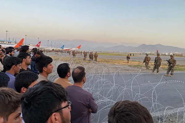 afganistanda-buyuk-kaos-taliban-isgalinden-kacanlar-izdiham-yaratti-1629097194054.jpg Afganistan’da büyük kaos! Taliban işgalinden kaçanlar izdiham yarattı