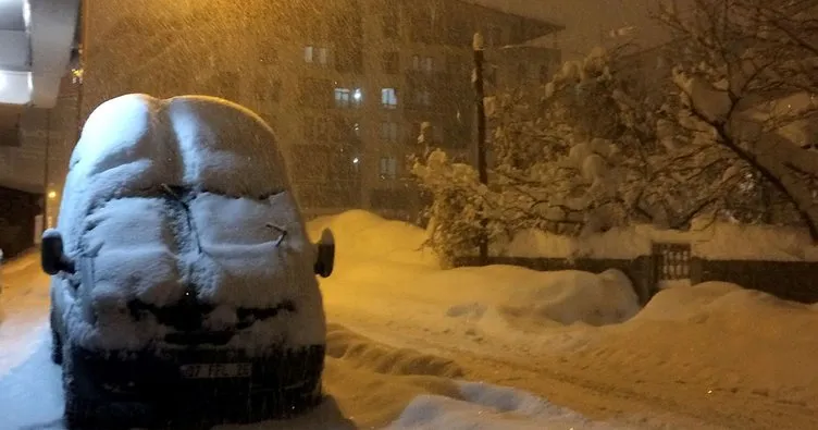 Van’da kar kalınlığı 1 metreyi aştı, okullar 2 gün tatil edildi
