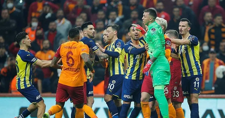 Son dakika: Galatasaray - Fenerbahçe derbisinde ortalık karıştı! Kartlar havada uçuştu, Mesut Özil...