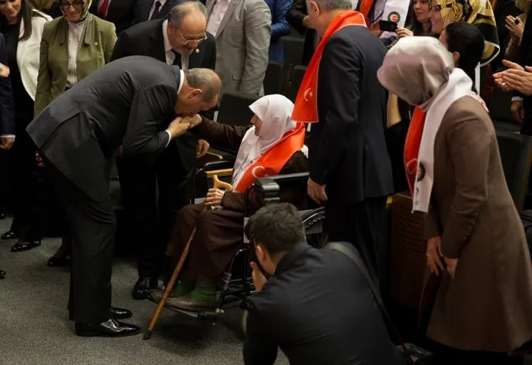 Erdoğan: Annelerin ayaklarının altı öpülür, ben öptüm