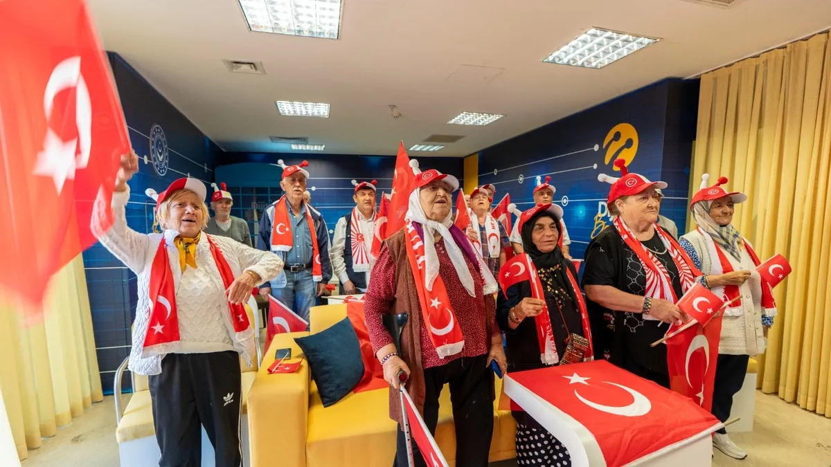 A Milli Futbol Takımı'nın Dünya Kupası maçı, Kapadokya'da Turkcell'in organize ettiği dev ekranda taraftarlarca coşkuyla izleniyor.