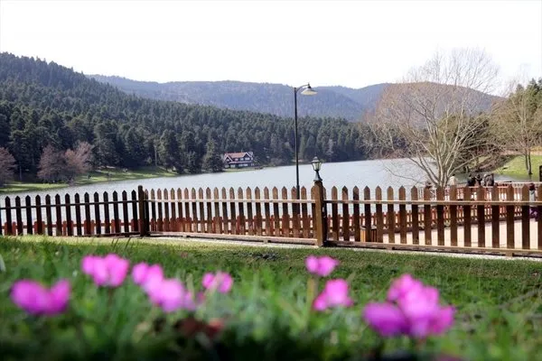 Gölcük Tabiat Parkı tatilcilerin ilgi odağı oldu