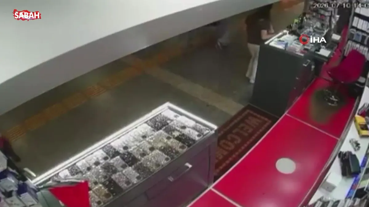 Şişli’de cep telefonu hırsızlığı kamerada: 80 Bin TL’lik cihazı böyle çaldı | Video videosunu izle Şişli’de cep telefonu hırsızlığı kamerada: 80 Bin TL’lik cihazı böyle çaldı | Video videosunu izle