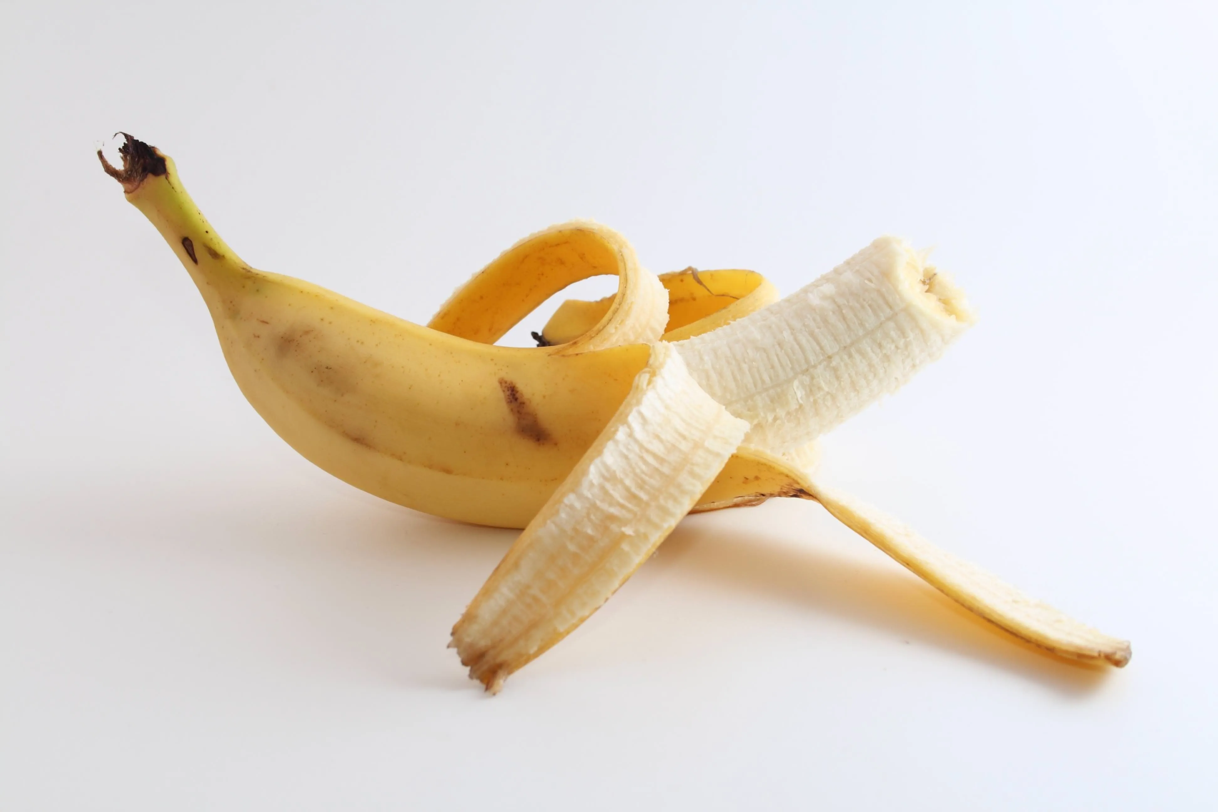 Банан. Надкушенный банан. Банан сбоку. Банан открытый.