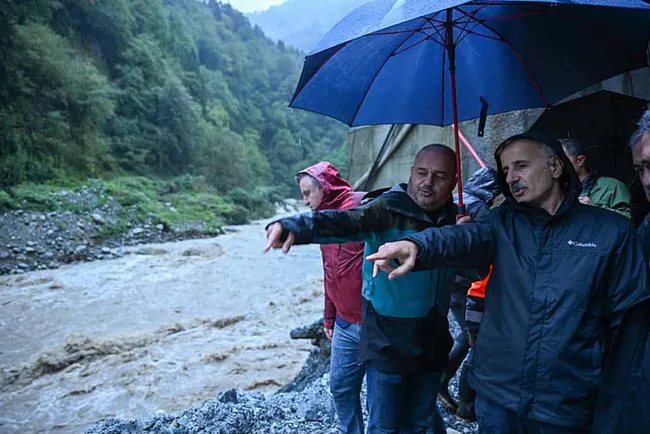 SON DAKİKA… Metrekareye 161 kilo yağış düştü! Rize sele teslim: Dereler taştı, köprüler yıkıldı, Ayder Yaylası yolu kapandı!