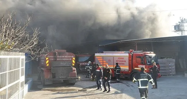 Adana’da mobilya fabrikasında yangın!