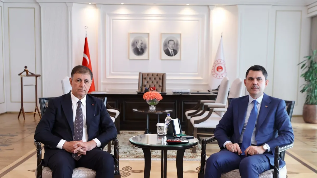 Bakan Kurum, İzmir Büyükşehir Belediye Başkanı Tugay’ı kabul etti Bakan Kurum, İzmir Büyükşehir Belediye Başkanı Tugay’ı kabul etti