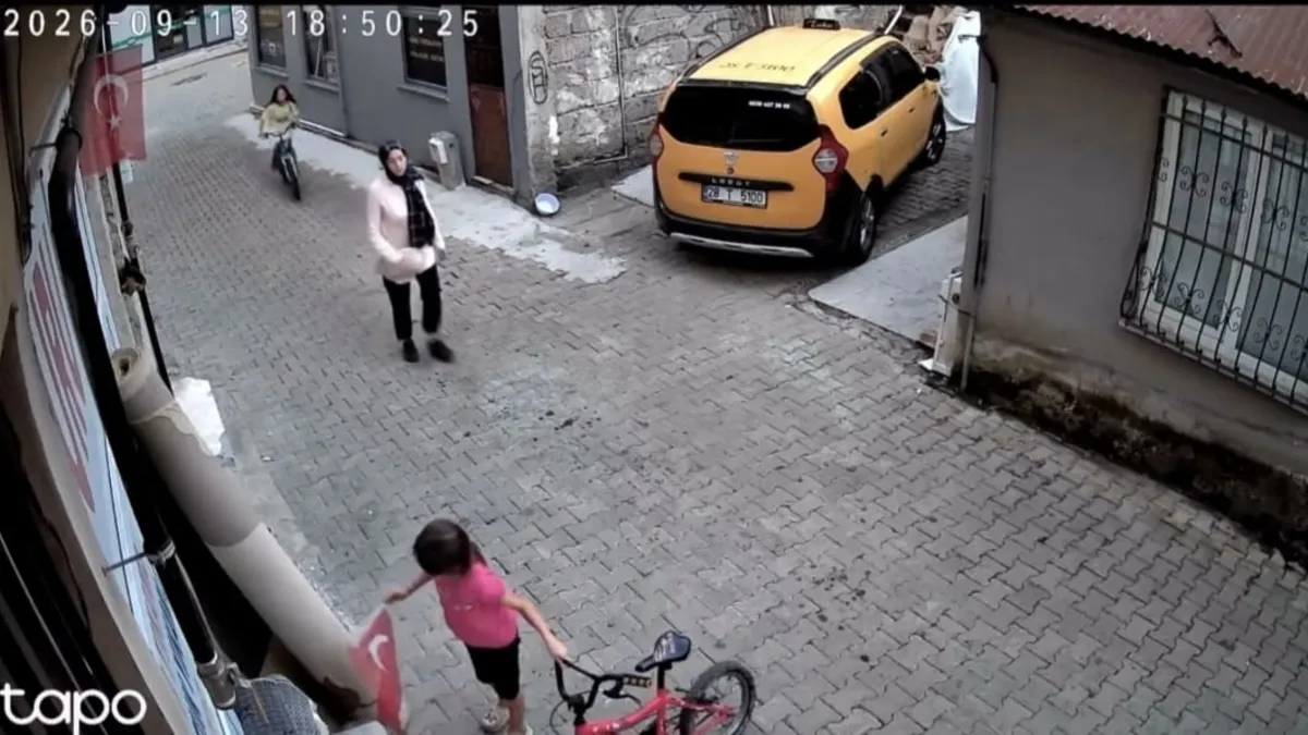 Giresun'da 2. sınıf öğrencisi Nehir Cörüt yere düşen bayrağı öpüp başına koydu
