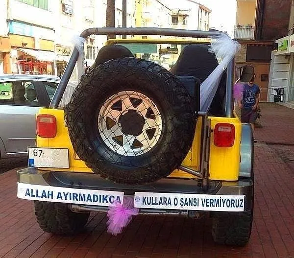 Gelin arabasına öyle bir yazı yazdı ki...