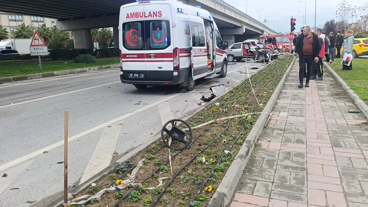 Antalya’da ortalık savaş alanına döndü: Kazaya giden ambulansa yol verirken hurdaya döndü! 9 yaralı Antalya’da ortalık savaş alanına döndü: Kazaya giden ambulansa yol verirken hurdaya döndü! 9 yaralı