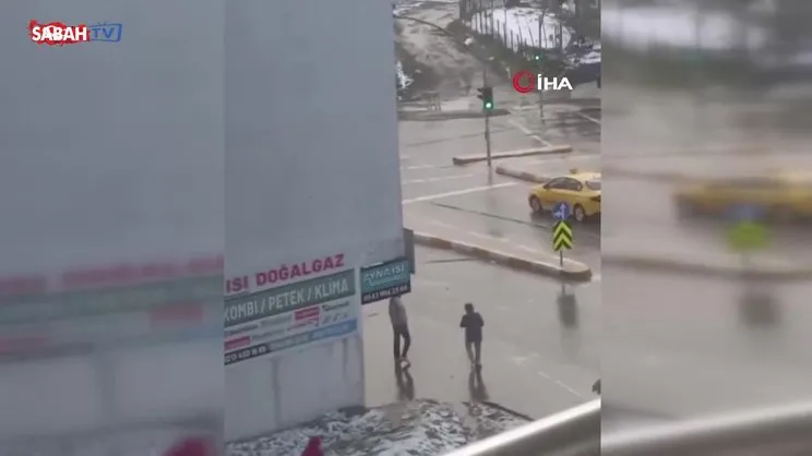 Esenyurt'ta kartopu eğlencesi yumruklu kavgaya dönüştü | Video