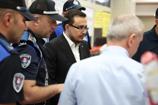 musterinin-cantasini-bantlayan-uygulama-son-buldu-vatandasin-onurunu-kiran-tedbirden-vazgecildi-1792766314861.jpg