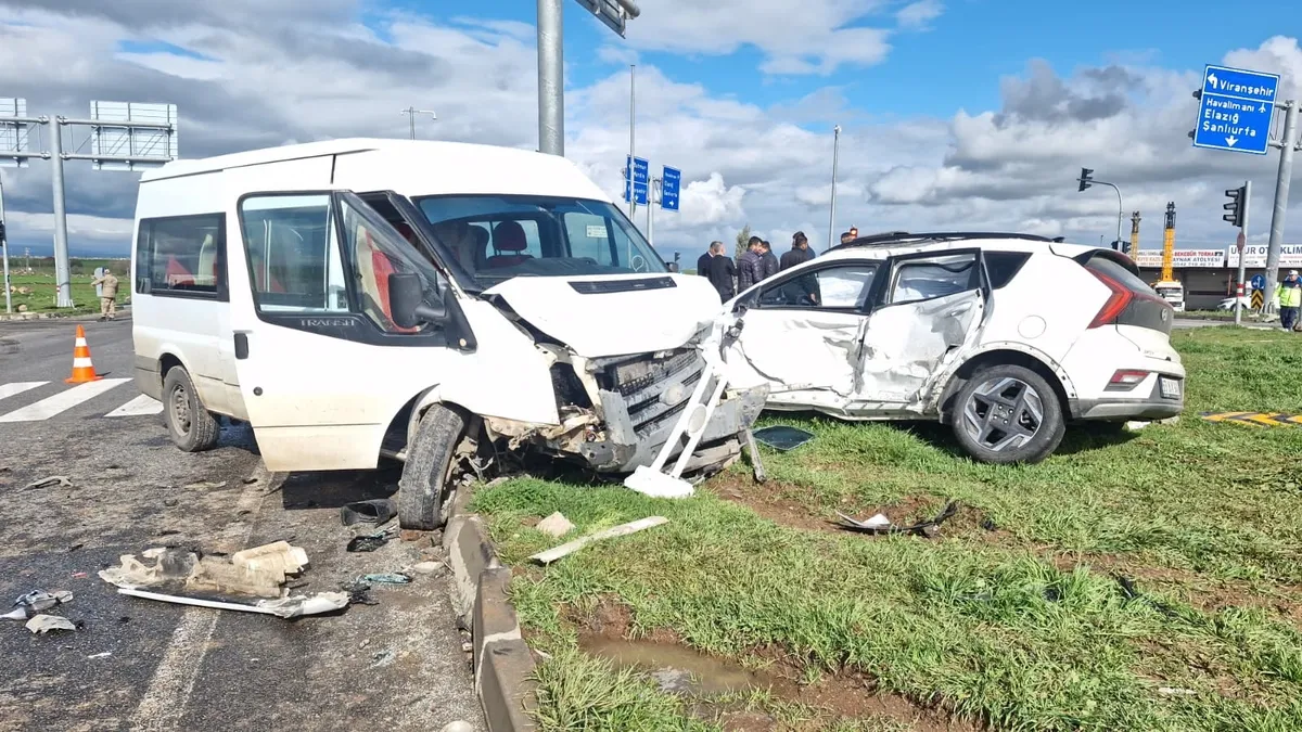 SON DAKİKA | Diyarbakır'da kaza: Öğrenci servisi ile otomobil çarpıştı! 13 yaralı