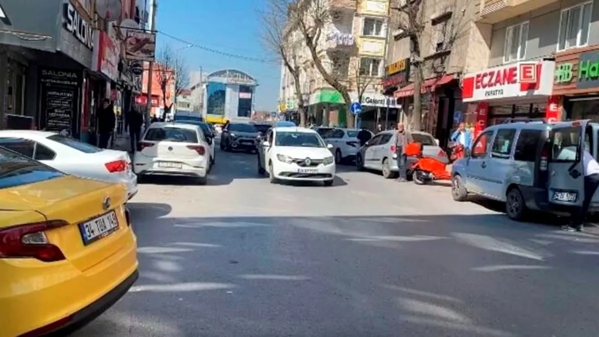 Takmaya çalıştığı tabelayla kaldırımda bekleyen şahısın üzerine düştü Takmaya çalıştığı tabelayla kaldırımda bekleyen şahısın üzerine düştü