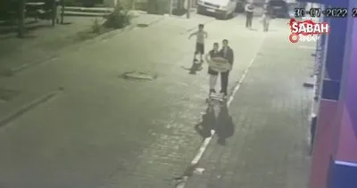 Trafiğe kapalı alanda motosikletin çocuğu çarpma anı kamerada | Video