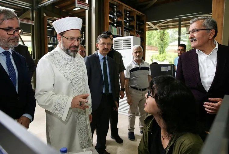 Diyanet İşleri Başkanı Ali Erbaş Merkezefendi Millet Kıraathanesi’ni ziyaret etti.