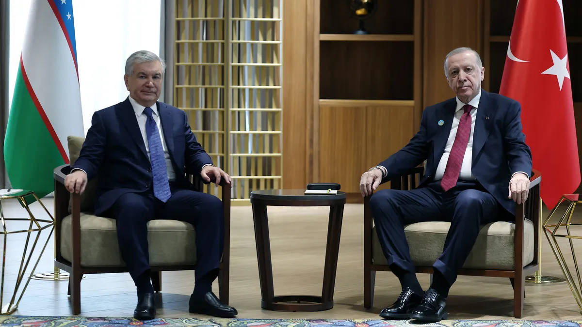 Başkan Erdoğan, Özbekistan Cumhurbaşkanı Mirziyoyev ile bir araya geldi