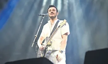 Buzlu Cam’da 3 bin kişiyle düet yaptı