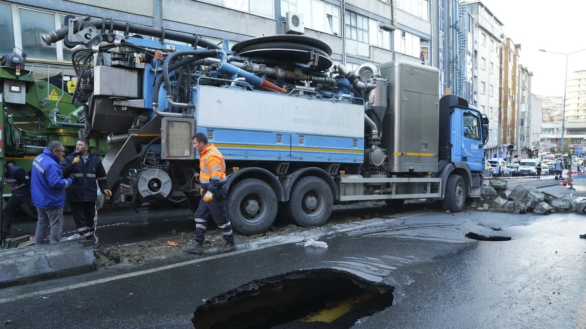 Güngören'de yol çöktü: 2 kamyon çukura düştü