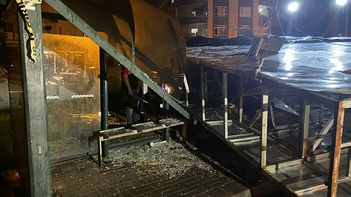 Yağmurdan korunmak için sığındığı tabela ölümüne neden oldu