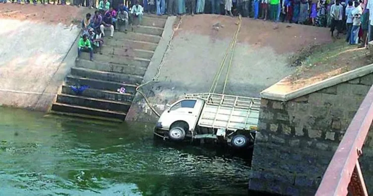 Hindistan’da kamyonet kanala devrildi: 14 ölü