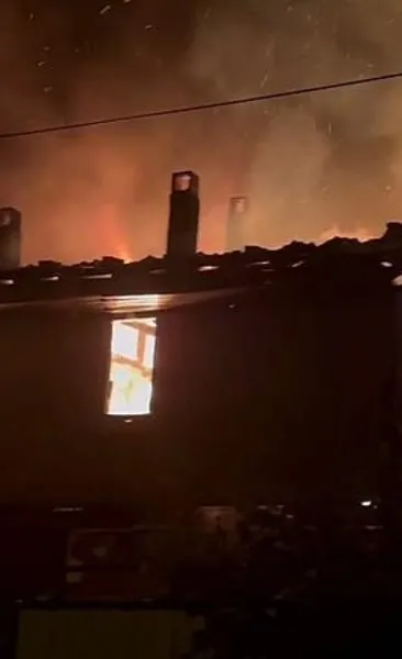 Bursa’da yangın: 3 ev küle döndü