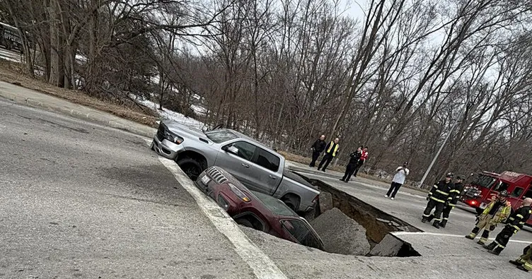 Kırmızı ışıkta beklerken yer yarıldı: İki araç çukura gömüldü