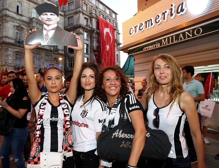 Taraftarlar Taksim’de FETÖ’cü hain darbeyi protesto etti