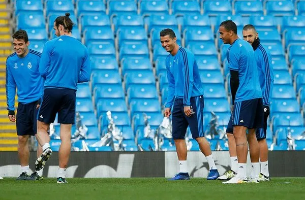 Real Madrid'de Zinedine Zidane 8 oyuncunun biletini kesti