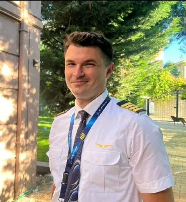 Adana’da feci kaza! Uçuş ekibini taşıyan servis minibüsü kaza yaptı: Kaptan pilot Hasan Eren hayatını kaybetti