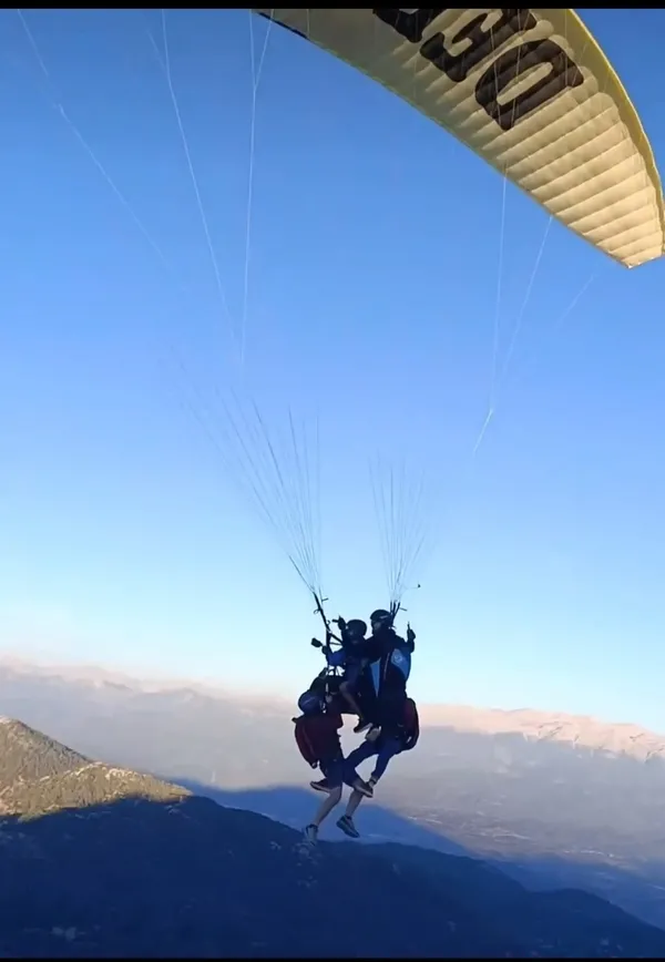 sira-disi-atlayislar-tek-parasutle-uc-kisiyi-tasiyor-1730041806836.jpg