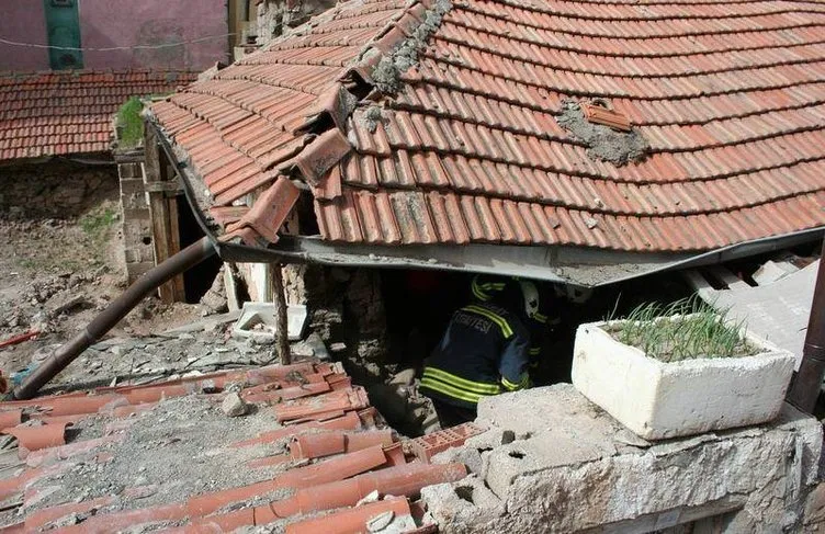 Aksaray’da hızla esen rüzgar ev yıktı