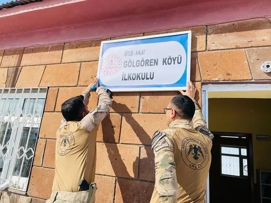 Jandarma köy okulunu tamir etti