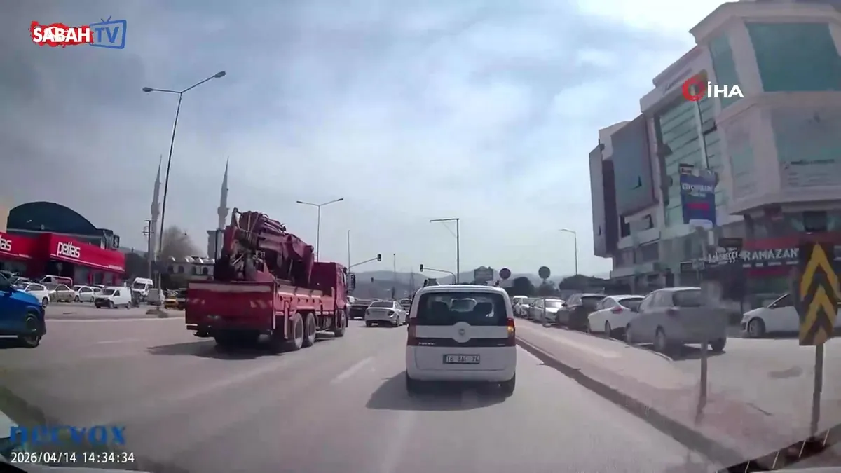 Bir adımla hayatta kaldı: Kırmızı ışıkta yola atlayan şahıs ezilmekten saniyelerle böyle kurtuldu | Video videosunu izle Bir adımla hayatta kaldı: Kırmızı ışıkta yola atlayan şahıs ezilmekten saniyelerle böyle kurtuldu | Video videosunu izle