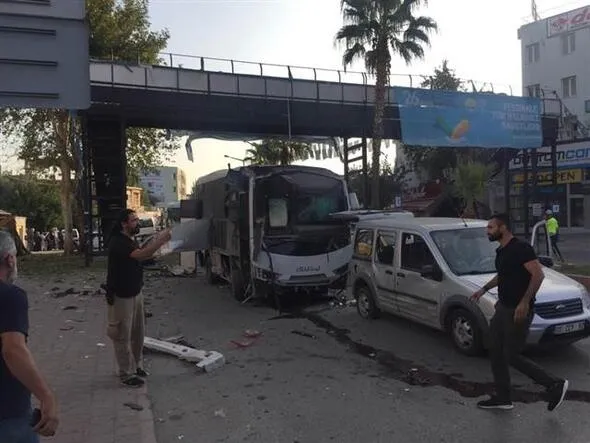 Adana'da terör saldırısı! Polis otobüsünün geçişi sırasında bombalı saldırı düzenlendi...