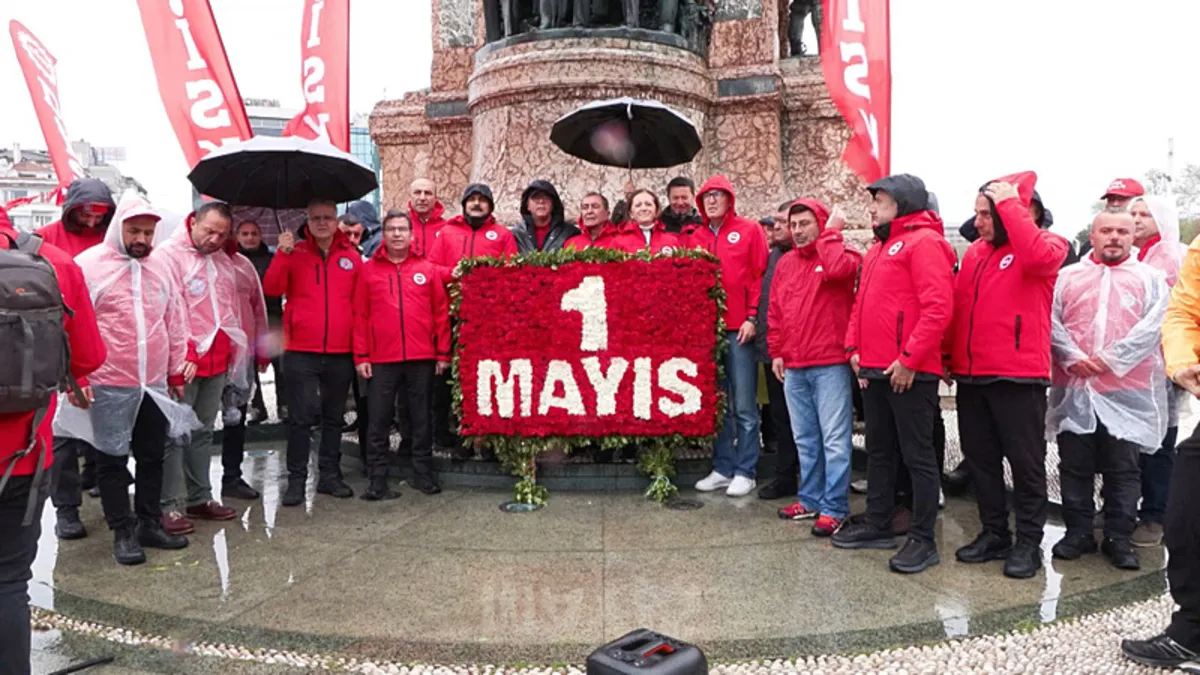 Taksim Anıtı’na çelenk bıraktılar: Sendikalar 1 Mayıs’ta Taksim’de! Taksim Anıtı’na çelenk bıraktılar: Sendikalar 1 Mayıs’ta Taksim’de!