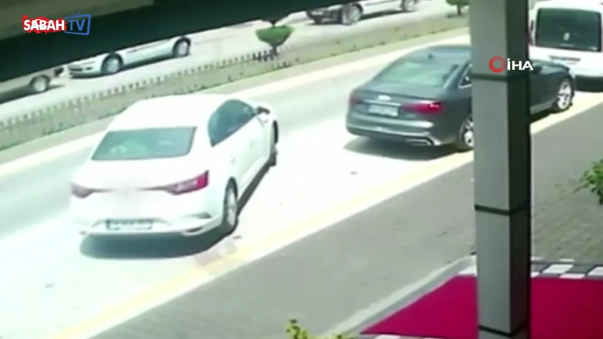 Bolu’da korkutan kaza: Kamyon, park yerinden çıkan otomobile çarptı | Video videosunu izle Bolu’da korkutan kaza: Kamyon, park yerinden çıkan otomobile çarptı | Video videosunu izle