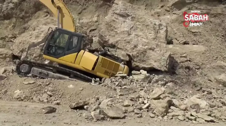 Karaman’da facia teğet geçti...Kepçenin üzerine 30 ton ağırlığında kaya düştü