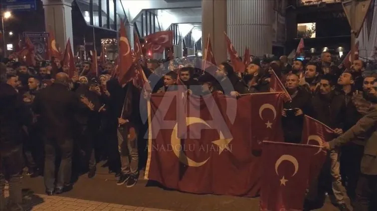Hollanda’da yaşayan Türkler Rotterdam’da konsolosluk binası önünde toplandı