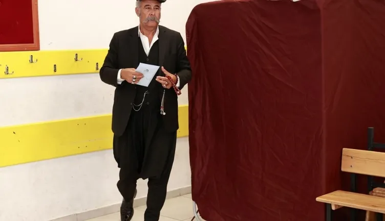 Sandıktan renkli görüntüler: Kral ve astronot kostümüyle geldiler