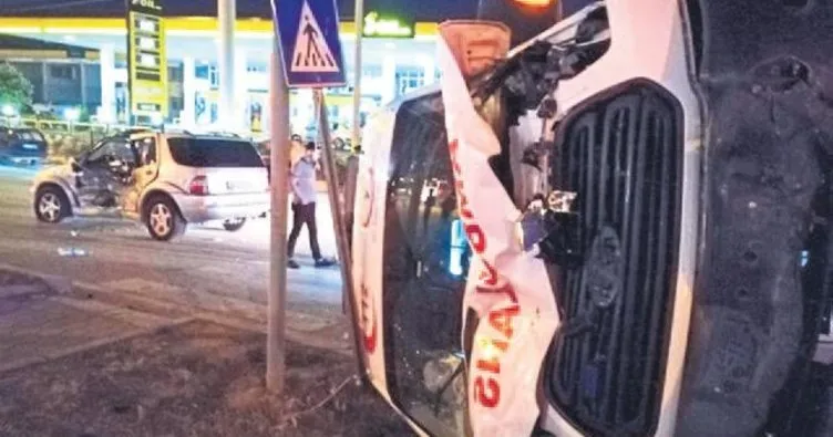 Ambulans otomobil ile çarpıştı: 5 yaralı