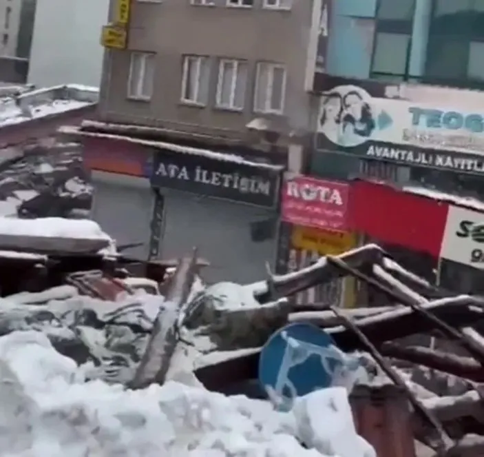 Kahramanmaraş merkezli 2’nci depremin şiddeti kamerada! Hasarlı bina böyle yıkıldı
