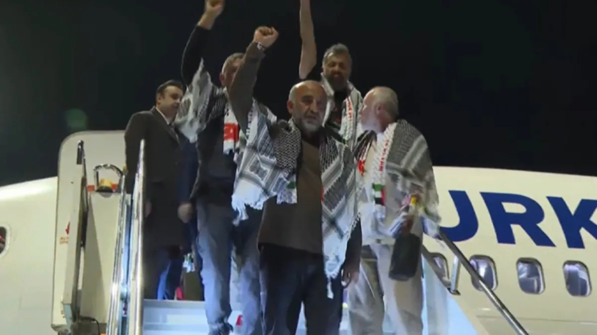 SON DAKİKA | Katil İsrail tarafından alıkonulmuşlardı: 14 ülkeden 59 Sumud aktivisti İstanbul’da – Galeri SON DAKİKA | Katil İsrail tarafından alıkonulmuşlardı: 14 ülkeden 59 Sumud aktivisti İstanbul’da – Galeri