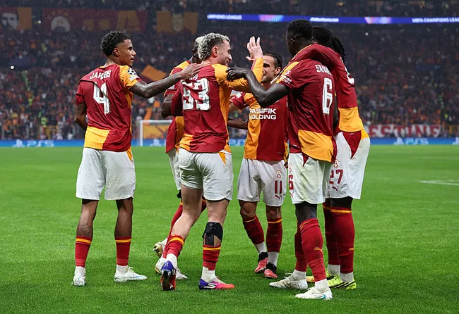 son-dakika-galatasaray-ikinci-yarida-yikildi-barcelonaya-4-golle-kaybeti-1791925118865.jpg