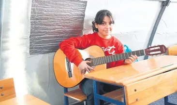 Yaşama gitarıyla tutundu