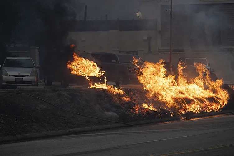 Amerika’dan ölüm haberleri geldi! California’da yanıyor: Kamala Harris’in evi için tahliye emri!