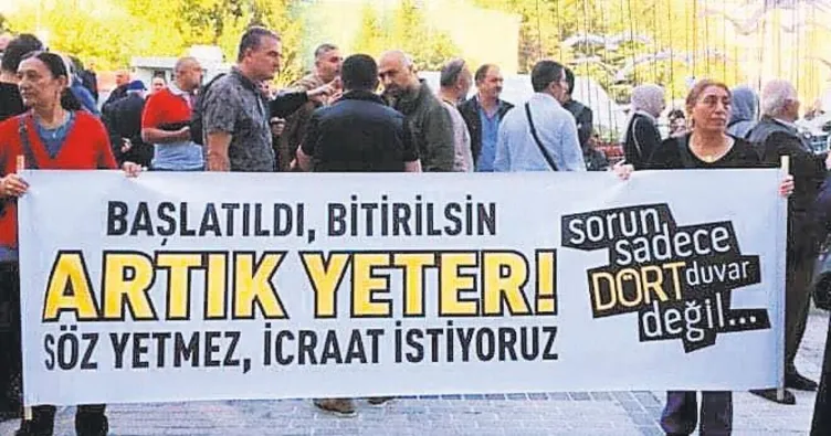 Sarıyer Belediyesi önünde tapu eylemi