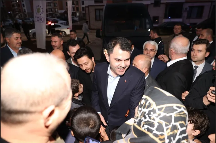 Bakan Murat Kurum’dan Öğretmenler Günü’nde anlamlı ziyaret: Depremde evi yıkılan Başöğretmenin yeni evine misafir oldu!