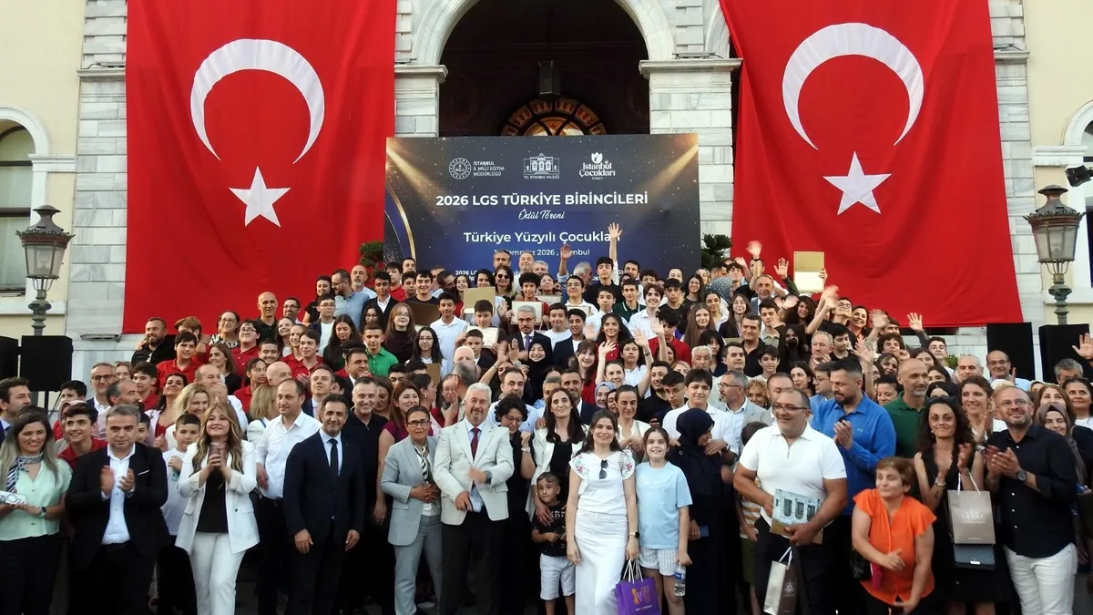 İstanbul Valiliğinden LGS’de Türkiye birincisi olan öğrencilere ödül dağıtıldı İstanbul Valiliğinden LGS’de Türkiye birincisi olan öğrencilere ödül dağıtıldı